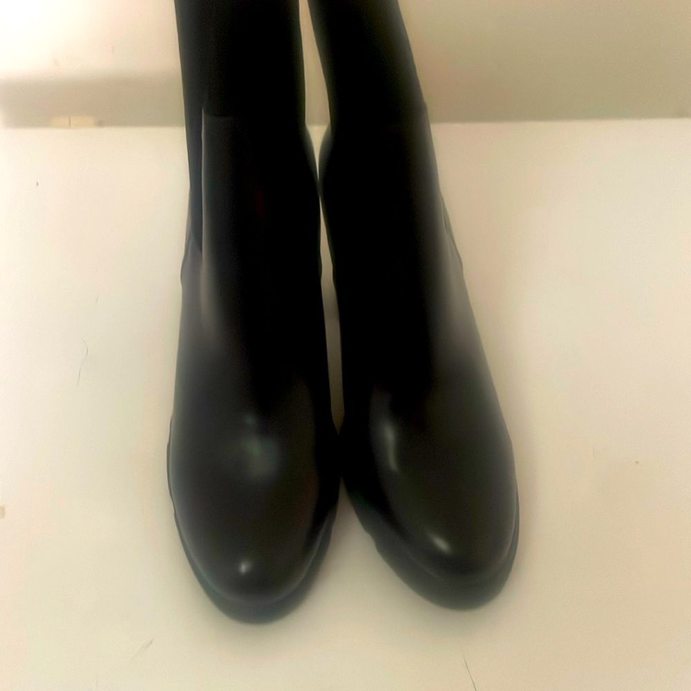 Sleek Black Ankle Boots with Medium Heel